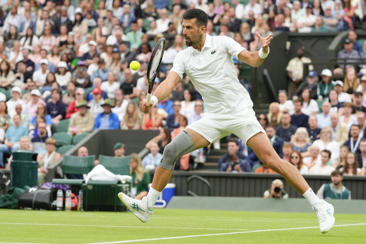 Novak Djokovic gewinnt sein erstes Spiel bei Wimbledon mit einem Ärmel an seinem operierten Knie